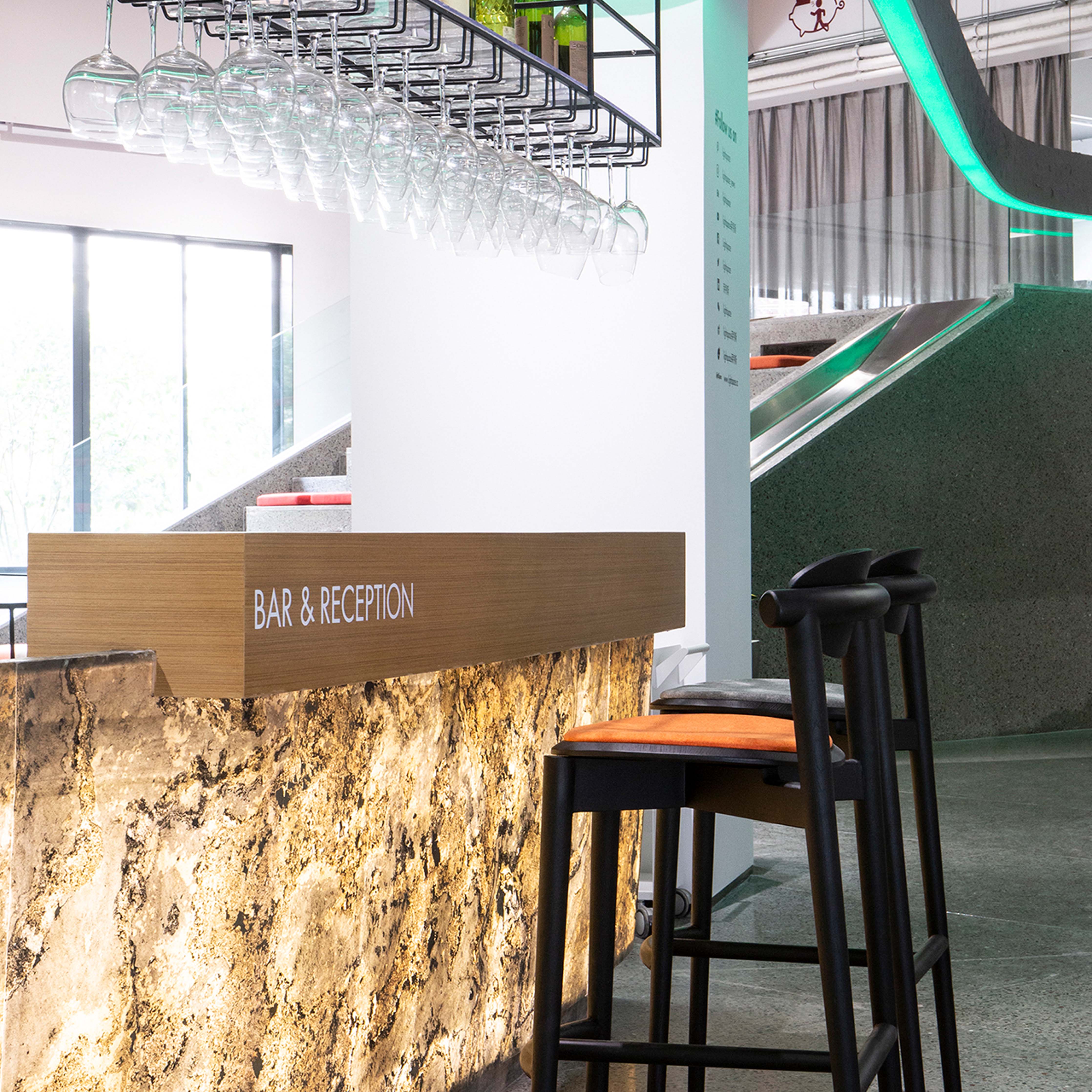 Giga - Bar chair (Iconic Award Winner)